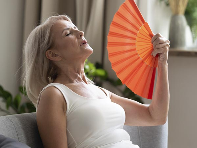 Fogachos e outros sintomas da menopausa ficam mais intensos no calor; saiba como controlar
