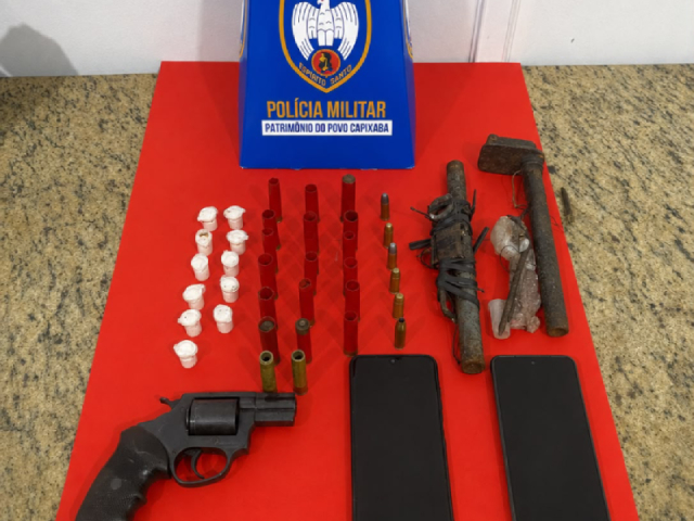 Dois homens são presos com armas, drogas e motocicleta roubada em Atílio Vivácqua